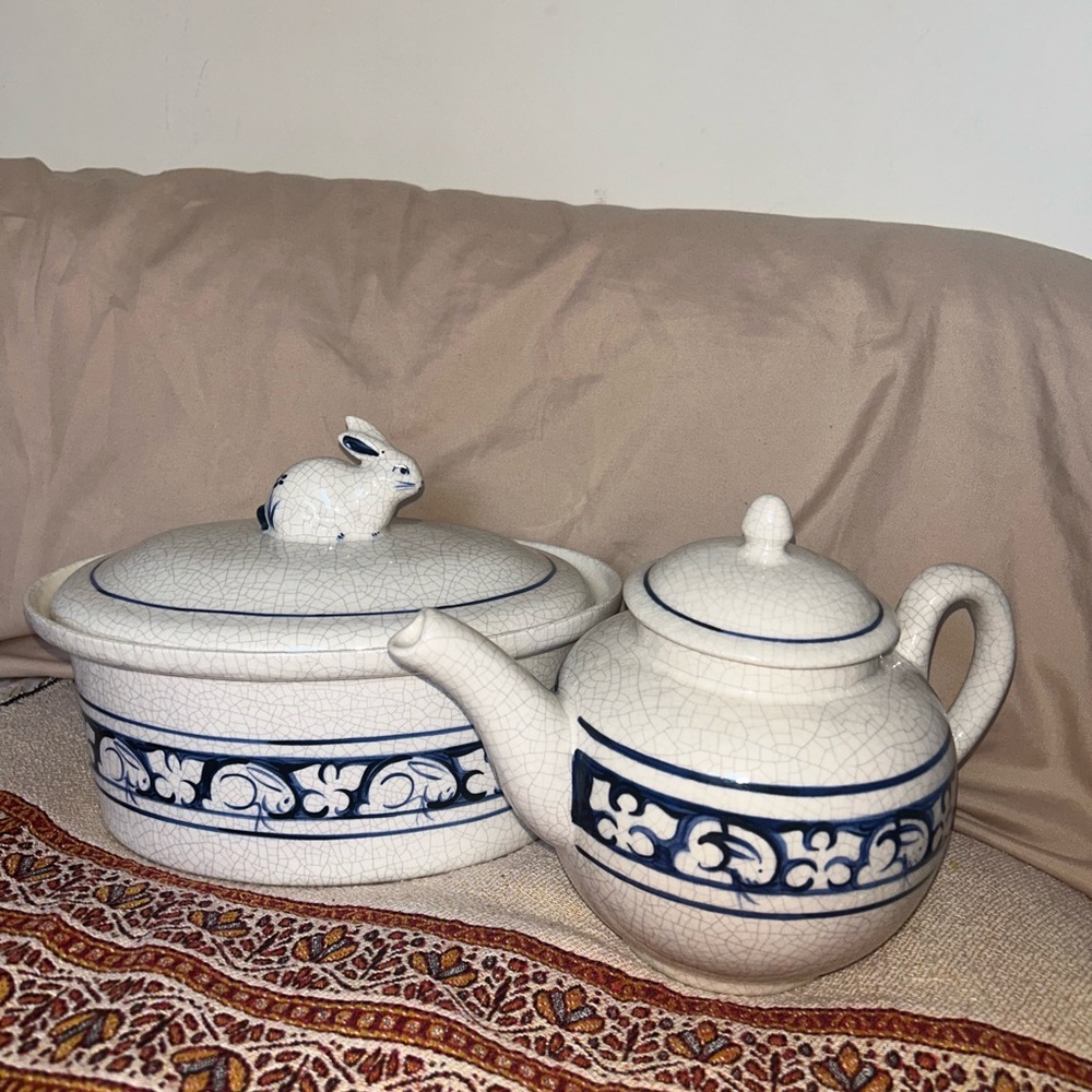 Dedham Pottery The Potting Shed Rabbit EUC Made in USA Teapot and Casserole Dish
